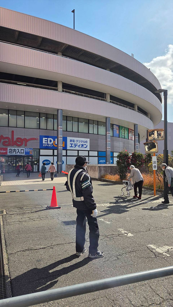 確定申告会場の駐車場誘導警備