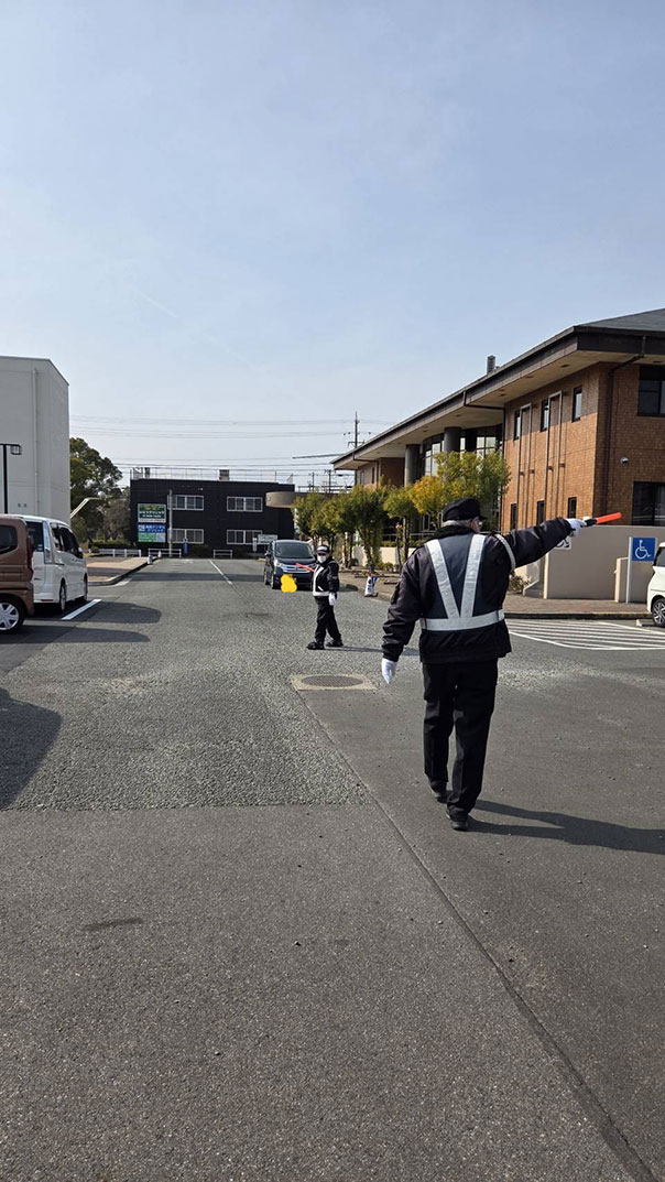 確定申告会場の駐車場誘導警備